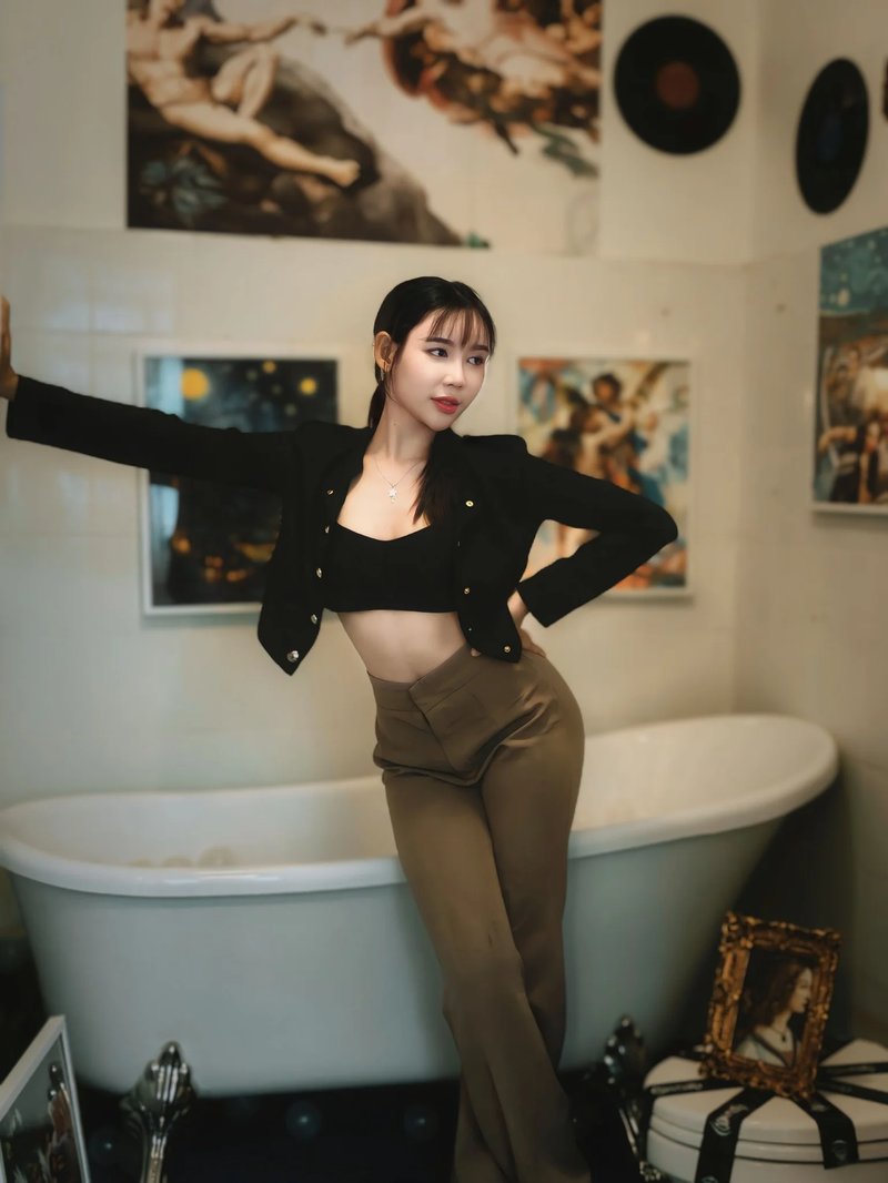 Soft natural light portrait of Ruethaikarn (Nim), Model in Chiang Mai, showcasing her versatile look. | ภาพถ่ายแสงธรรมชาติของ นิ่ม ฤทัยกาญจน์ นางแบบเชียงใหม่